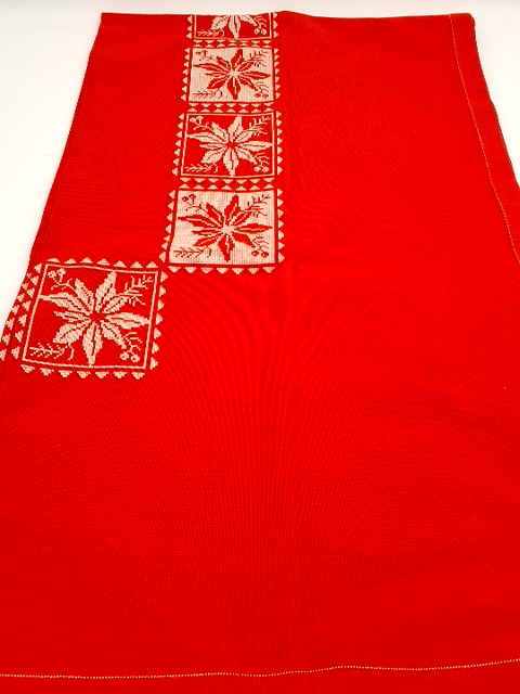 Broderet rød juledug